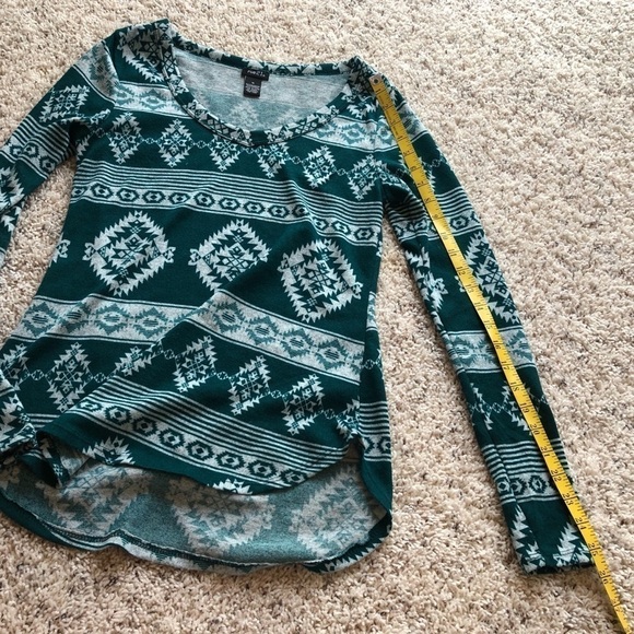 🆕 soft & cozy aztec striped long sleeve v neck - Picture 4 of 8